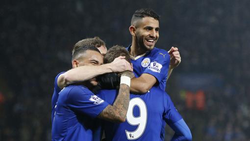 Varios jugadores del Leicester celebran un gol