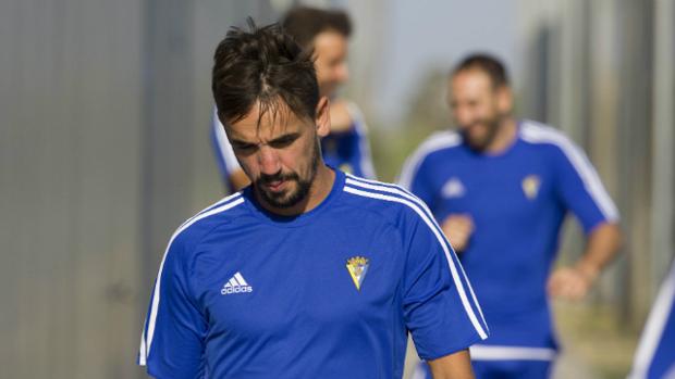 Carlos Calvo, principal novedad en la convocatoria del Cádiz CF