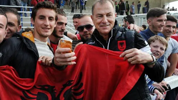 Di Biasi, con la bandera de Albania y un grupo de aficionados de ese país