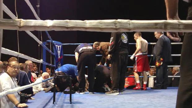 Saúl Tejada, atendido en el ring tras caer derribado en el noveno asalto