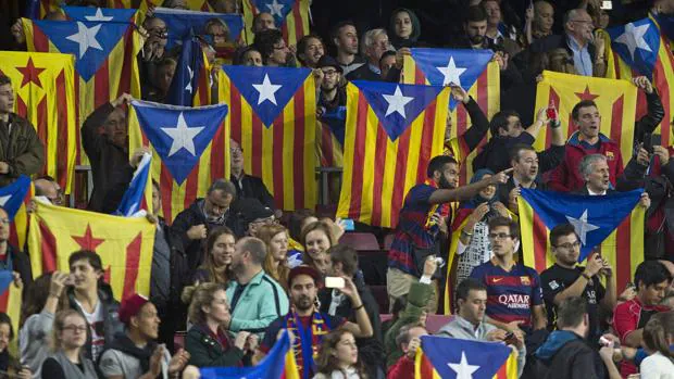 Aficionados del Barça muestra banderas esteladas en un partido en el Camp Nou