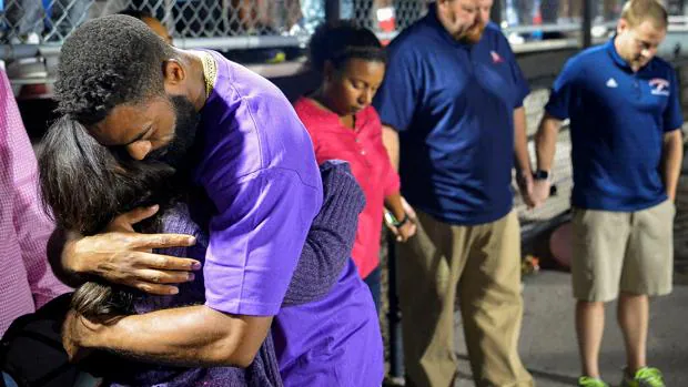 Tyson Gay se abraza a su mujer durante la vigilia en honor de su hija Trinity