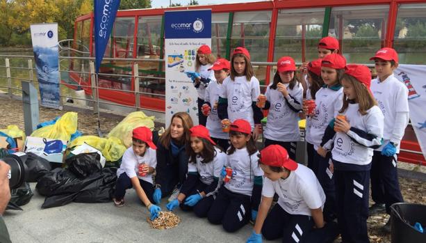 Ecomar y Coca-Cola llevan la iniciativa de limpieza de costas al Canal de Castilla