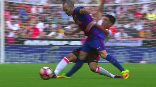 La acción en la que se ha lesionado Iniesta