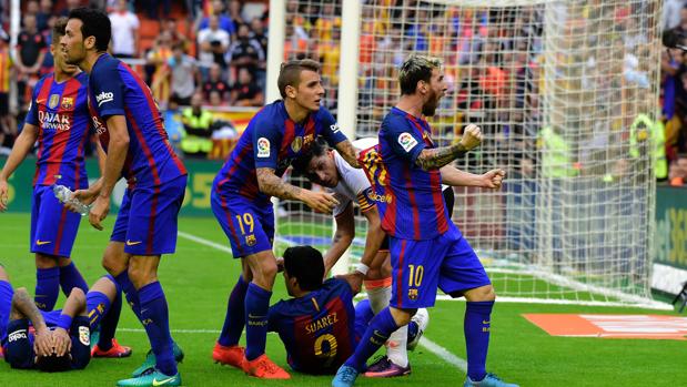 Los jugadores del Barça, tras marcar el tercer gol en Mestalla
