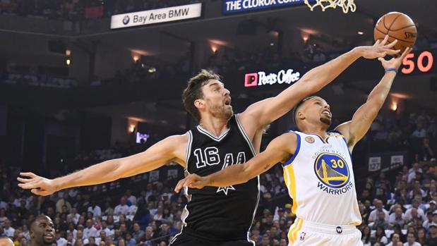 Pau Gasol intenta taponar a Curry durante el Warrior-Spurs