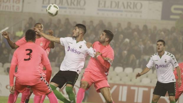 Partido entre el Racing de Santander y La Cuultural Leonesa