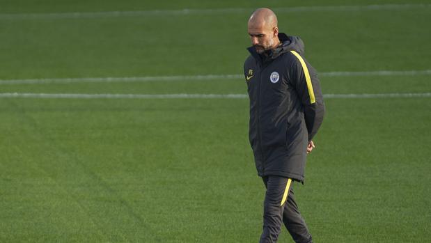 Guardiola, en el entrenamiento previo al partido del Barcelona