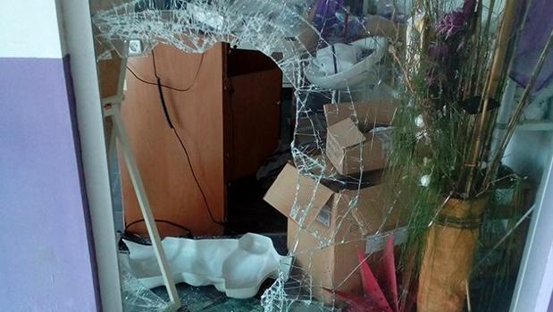 Así destrozaron los ladrones un cristal de las dependencias del Real Jaén