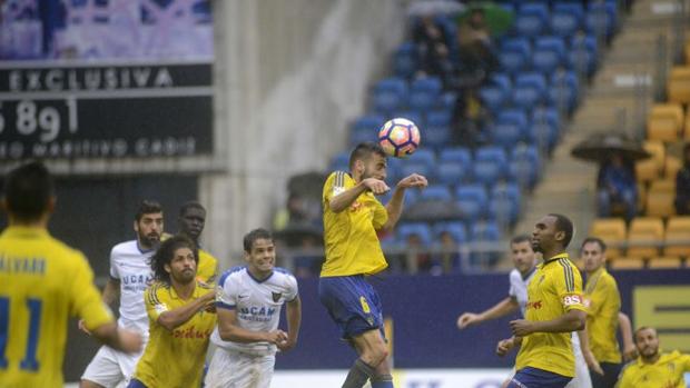 Ortuño da tres puntos a un efectivo Cádiz