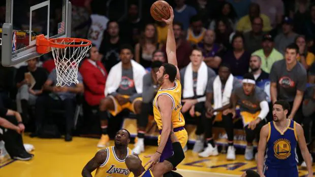 Larry Nance consigue un mate durante el Lakers-Warriors
