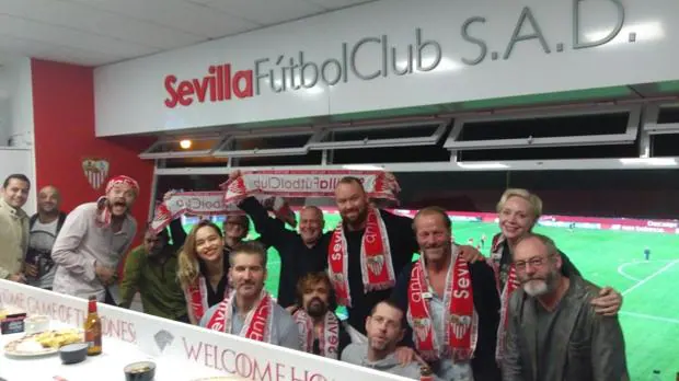 El elenco de actores en el palco del Sevilla FC