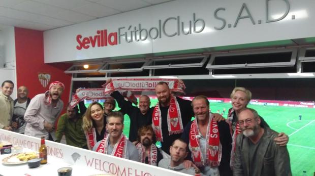 El elenco de actores en el palco del Sevilla FC