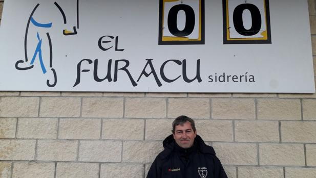 Chus, el encargado del marcador en el estadio del Lealtad