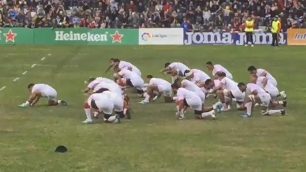 Los jugadores de Tonga haciendo la «haka»