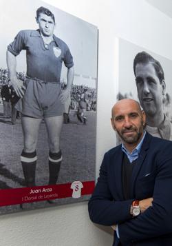 Monchi, junto a la imagen de Juan Arza, una leyenda del Sevilla