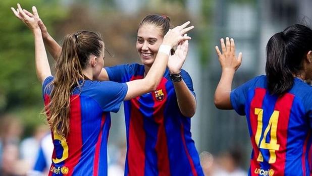 Las jugadoras del Barcelona celebran el gol de Olga García ante el Betis