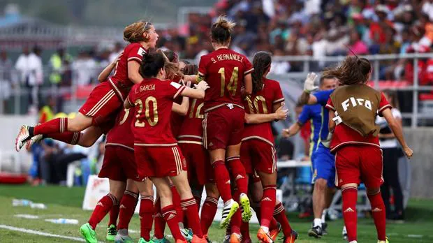 La selección española celebra el gol ante Japón