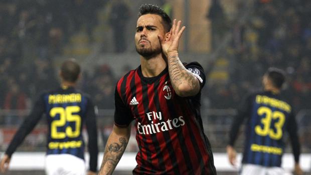 Suso celebra uno de sus goles en el derbi de Milán