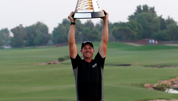 hHenrik Stenson levanta el trofeo de Dubái