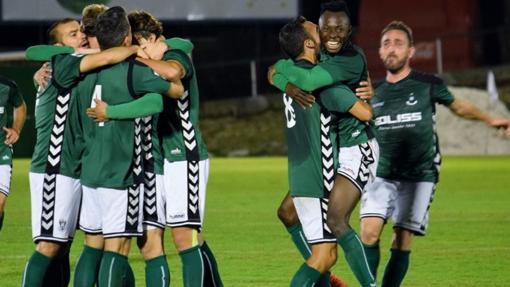 Adrián Jiménez, felicitado por sus compañeros