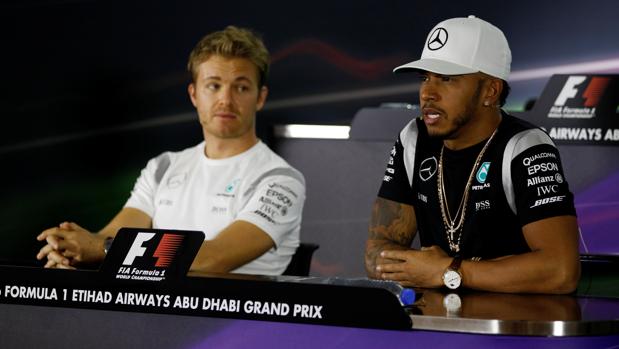 Hamilton habla en presencia de Rosberg