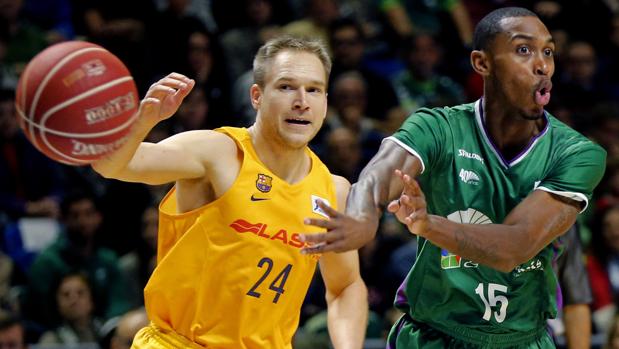 El Unicaja doblega al Barcelona en la prórroga