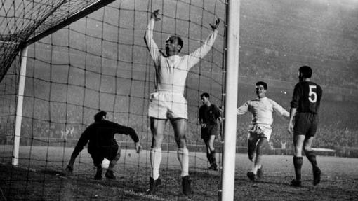 Di Stefano celebra un gol en un clásico de 1960 correspondiente a la Copa de Europa