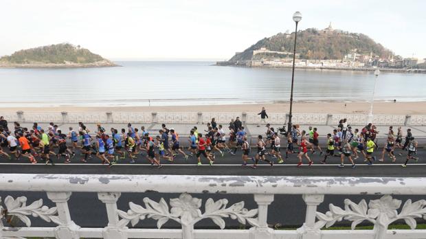 Un grupo de corredores, durante el maratón de San Sebastián