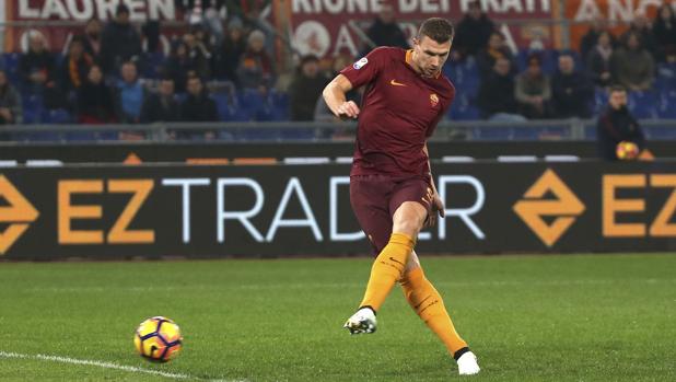 La Roma se lleva un polémico derbi