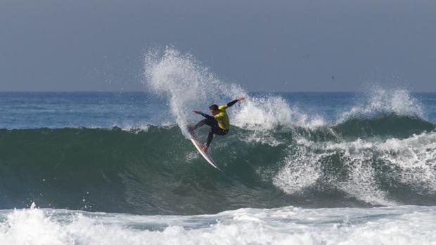 España mantiene a todos sus surfistas en competición