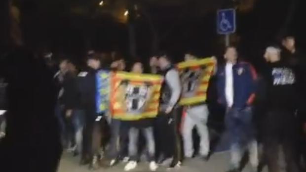 Los ultras del Valencia, a las puertas de la Ciudad Deportiva de Paterna