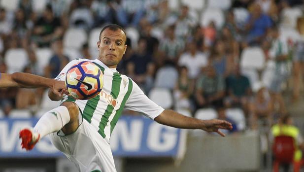 Juli controla un balón en El Arcángel