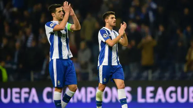 El español Iván Marcano y Neves saludan a la afición tras el 5-0 al Leicester