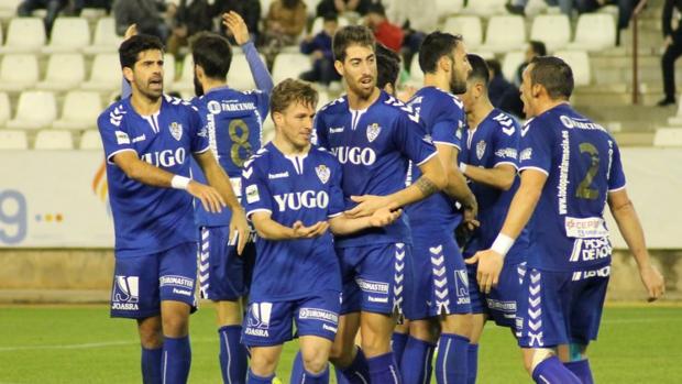 Los jugadores del Socuéllamos celebran el pase a los octavos de final