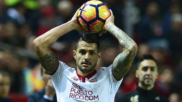 El Sevilla aguanta el pulso en las alturas tras golear a débil Málaga