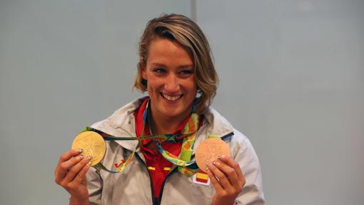 Belmonte sonríe junto a sus dos medallas logradas en Río de Janeiro