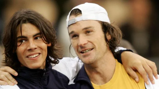 Nadal y Moyá se abrazan tras ganar la Copa Davis de 2004