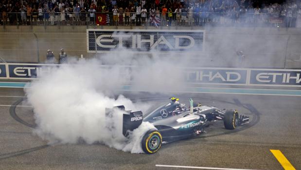 Mercedes quiere sentar a Valentino Rossi en uno de sus test