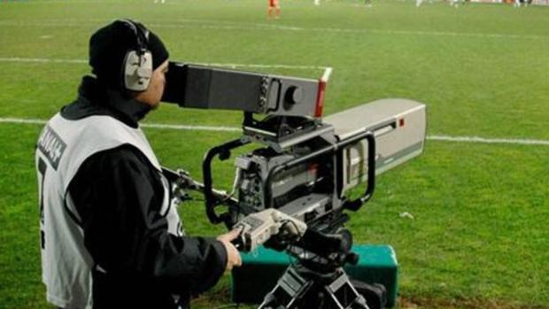 Una cámara de televisión en un estadio de Segunda B