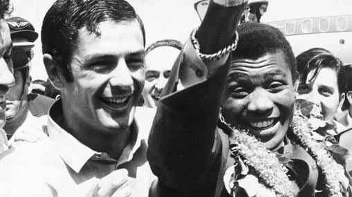 Pedro Carrasco junto a José Legrá cuando se proclamó campeón del mundo del peso pluma en 1968. El parecido físico entre Legrá y Muhammad Ali era innegable