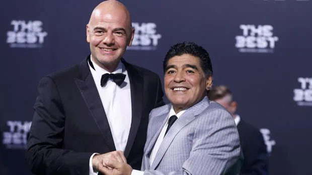Maradona, con Infantino, presidente de la FIFA