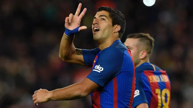 Luis Suárez celebra su gol cien con el Barça