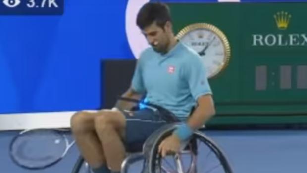 Djokovic prueba el tenis en silla