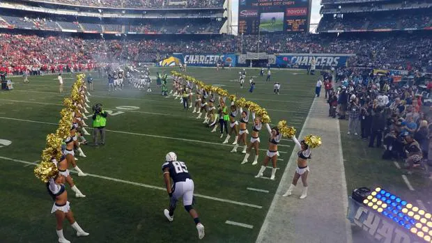 Imagen del Qualcomm Stadium en la salida de los jugadores del San Diego Chargers