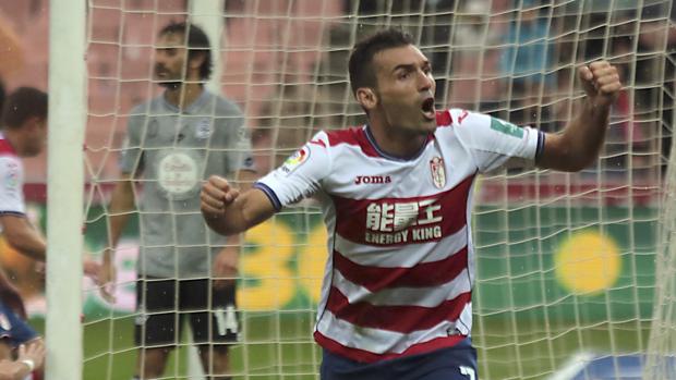 Barral celebra un gol con el Granada