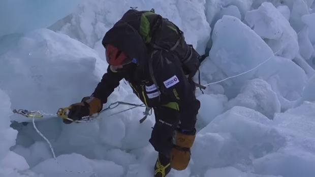 Alex Txikon, en plena ascensión al Everest