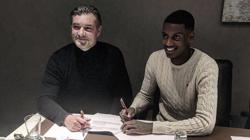 Isak, firmando su contrato