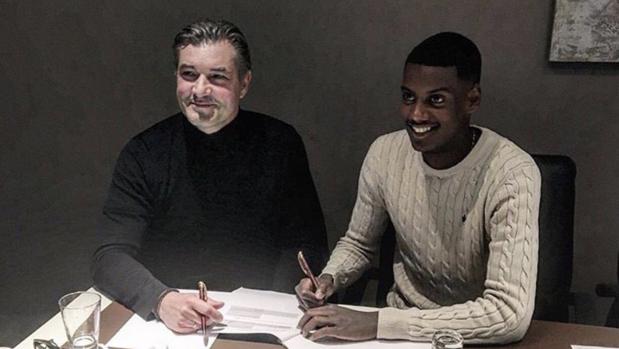 Alexander Isak posa con su nueva camiseta