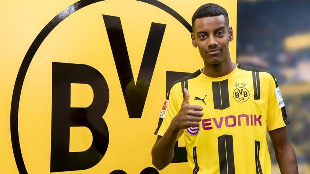 Alexander Isak elige al Borussia Dortmund